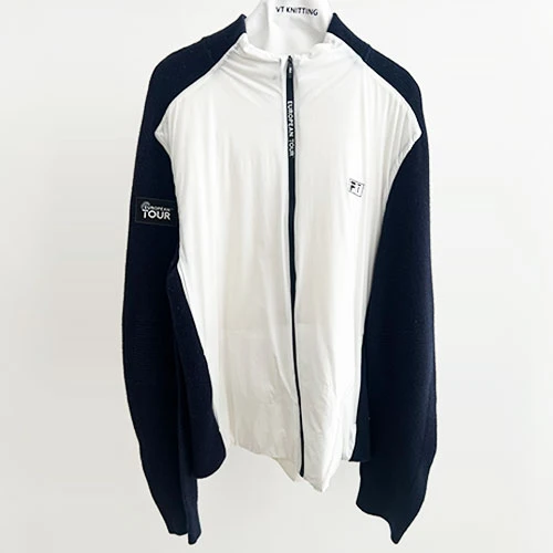 zip - Up Cardigan در فضای باز